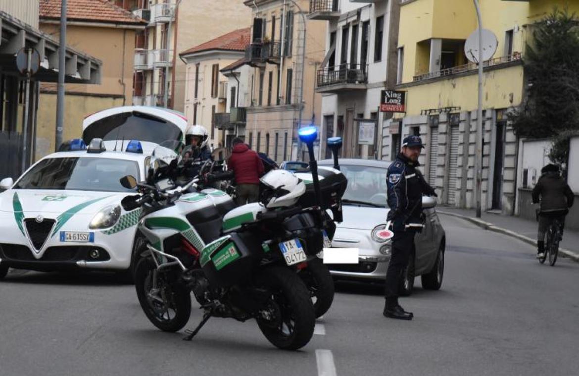 Cerca di evitare una portiera, ciclista finisce contro auto