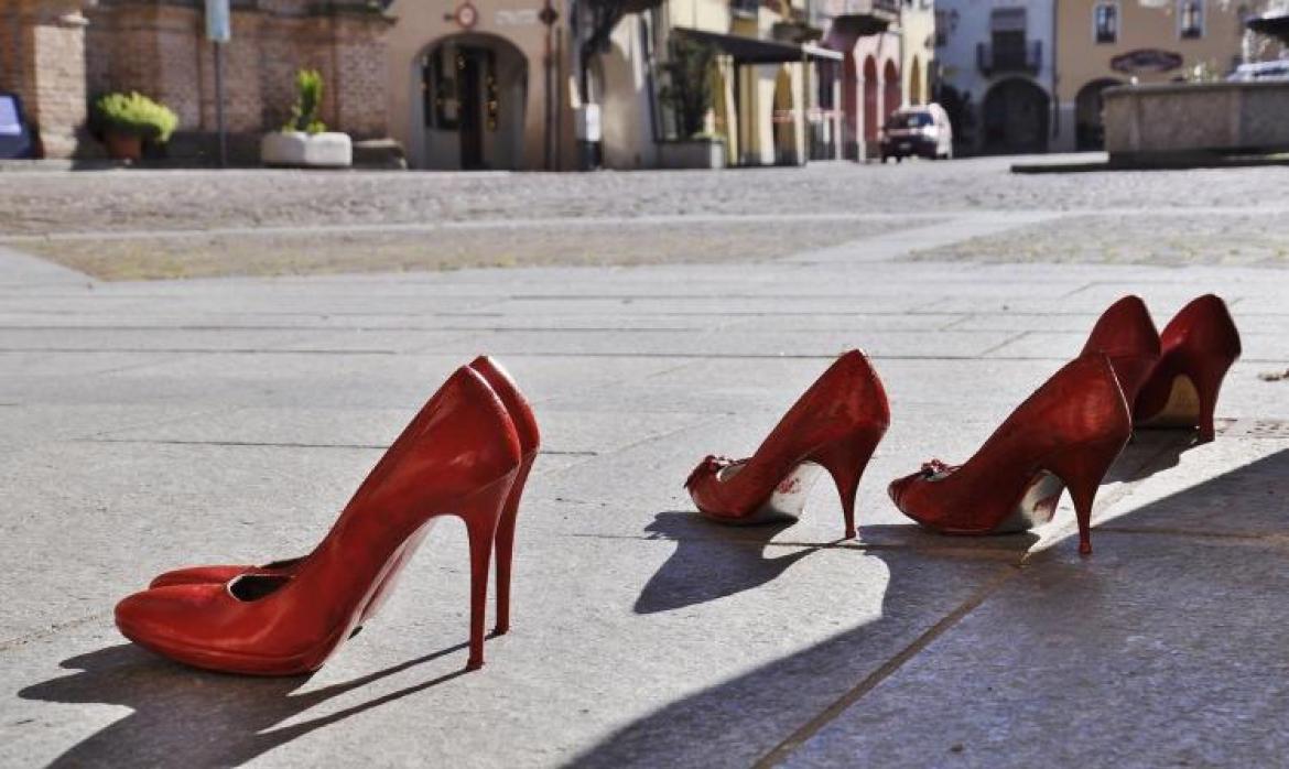 No alla violenza sulle donne: in Castello le scarpe rosse parlano
