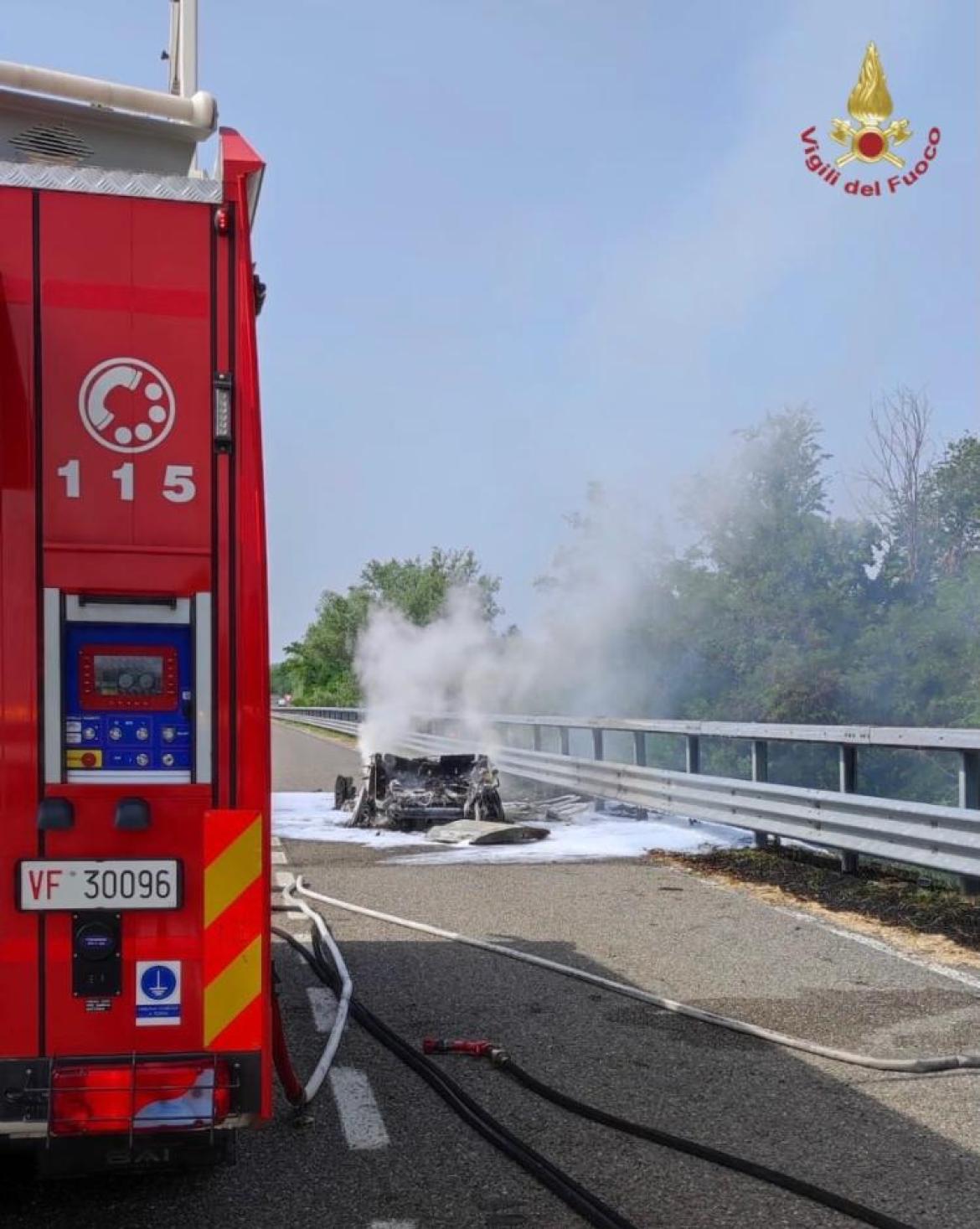 Auto ibrida prende fuoco in autostrada: nessun ferito