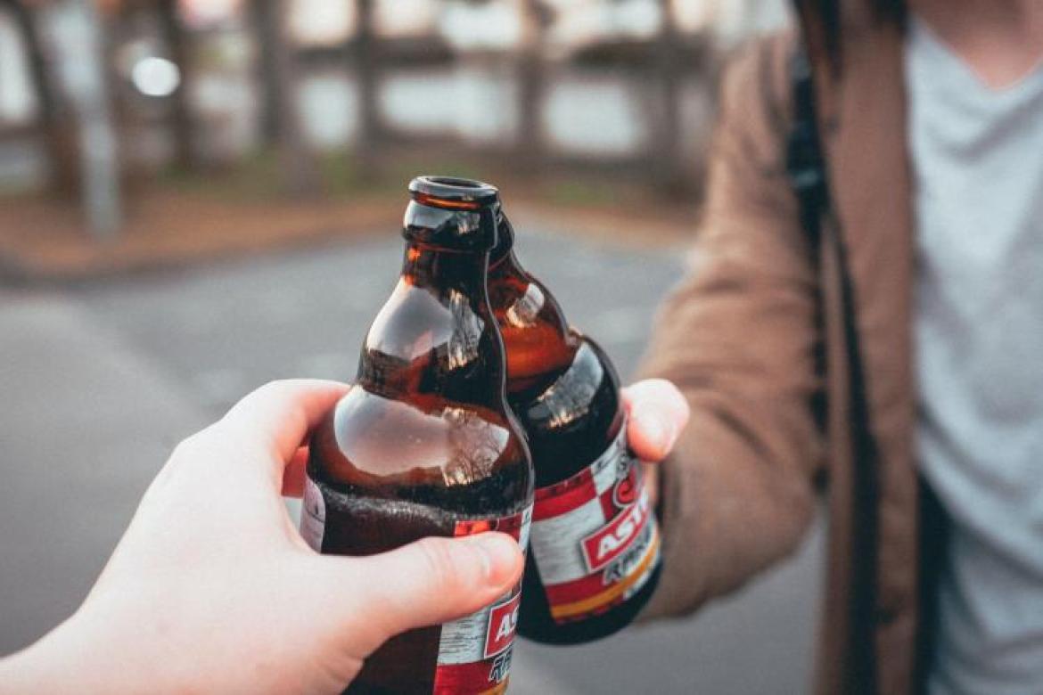 Vigevano, si ritrovano per un aperitivo alcolico nell’area cani: sanzionati quattro giovani