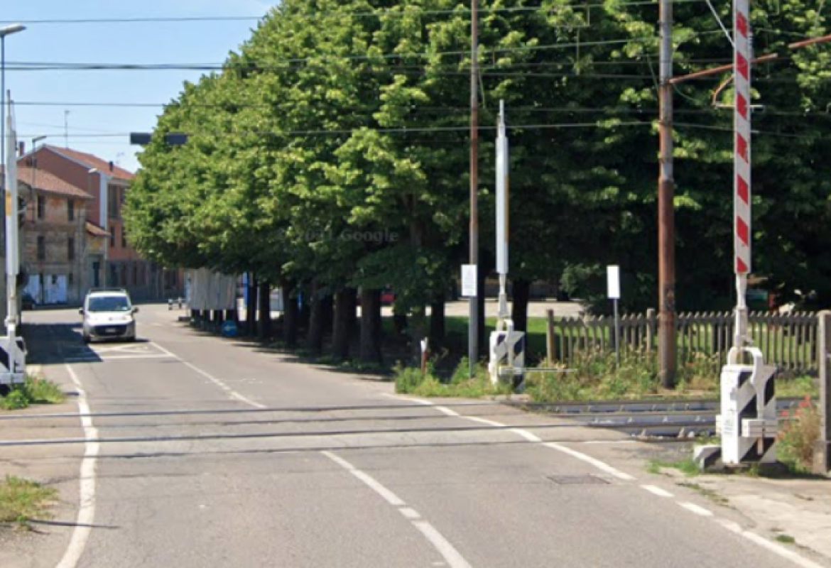 Auto contro il passaggio a livello di Sartirana. Un ferito lieve