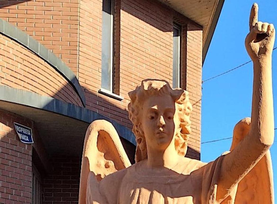 La statua dell'Angelo presa a sassate: ancora vandalismi a Cilavegna