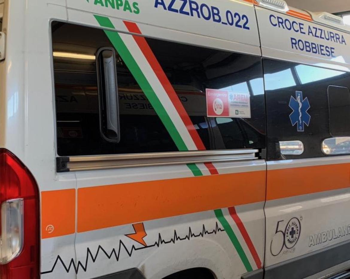 Esce di strada e si ribalta per evitare un camion