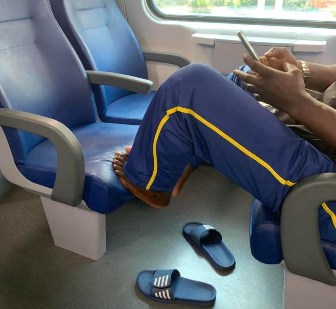 In treno con i piedi sul sedile: gli altri viaggiatori protestano, ma lui non li toglie