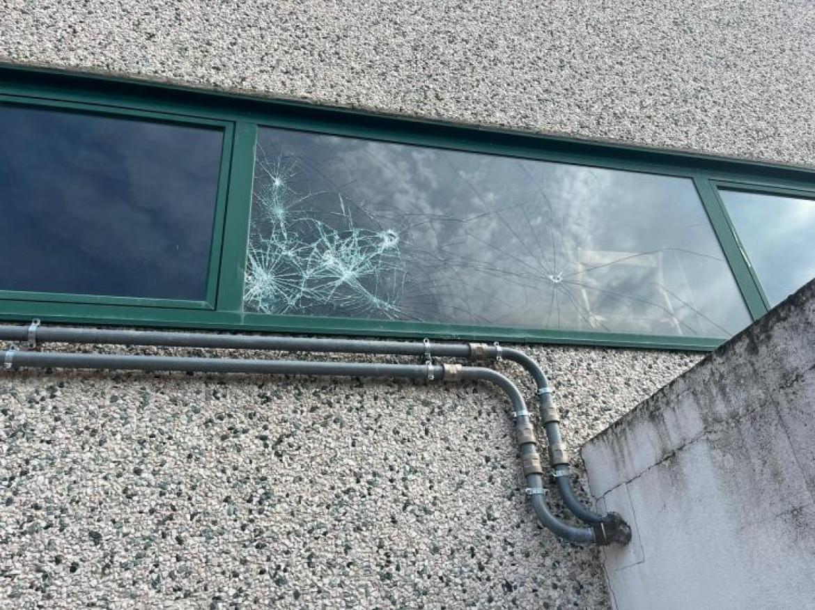 Sassi contro le vetrate del palazzetto dello sport: è "caccia" ai vandali