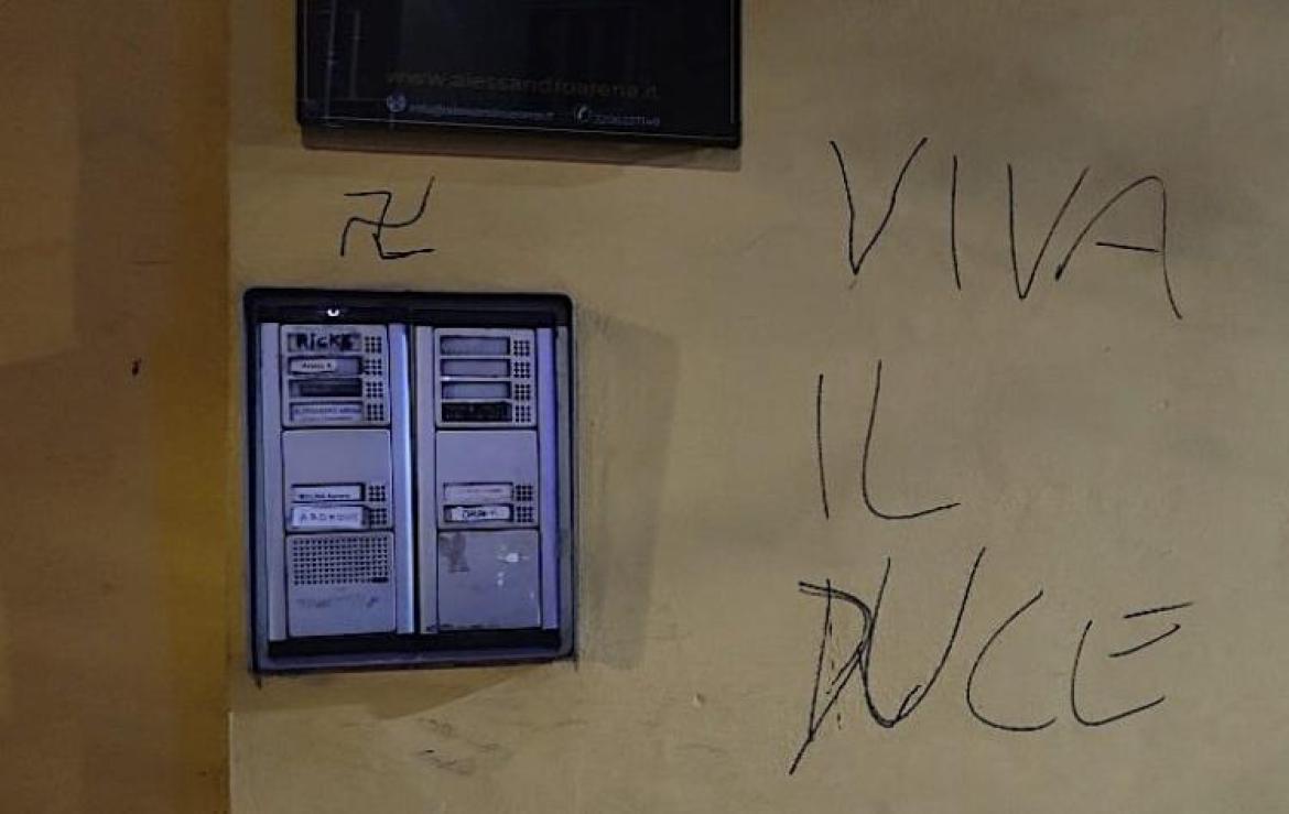 Vigevano: svastica e scritta che inneggia al Duce