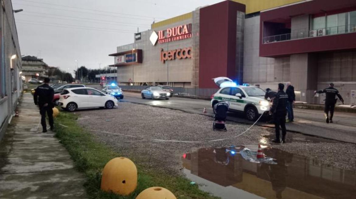 Vigevano, investe mamma e bimbo di 9 mesi, poi scappa. Rintracciato dalla polizia locale