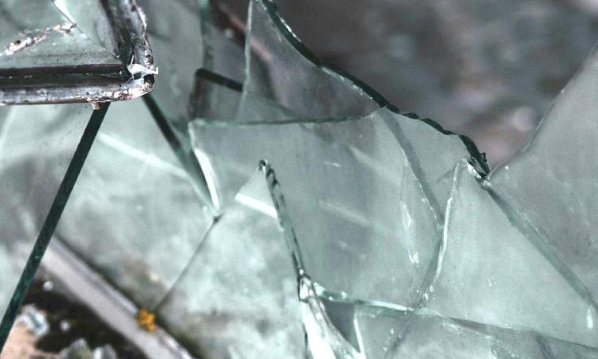 Frantuma il finestrino dell’utilitaria, ma non trova nulla da rubare