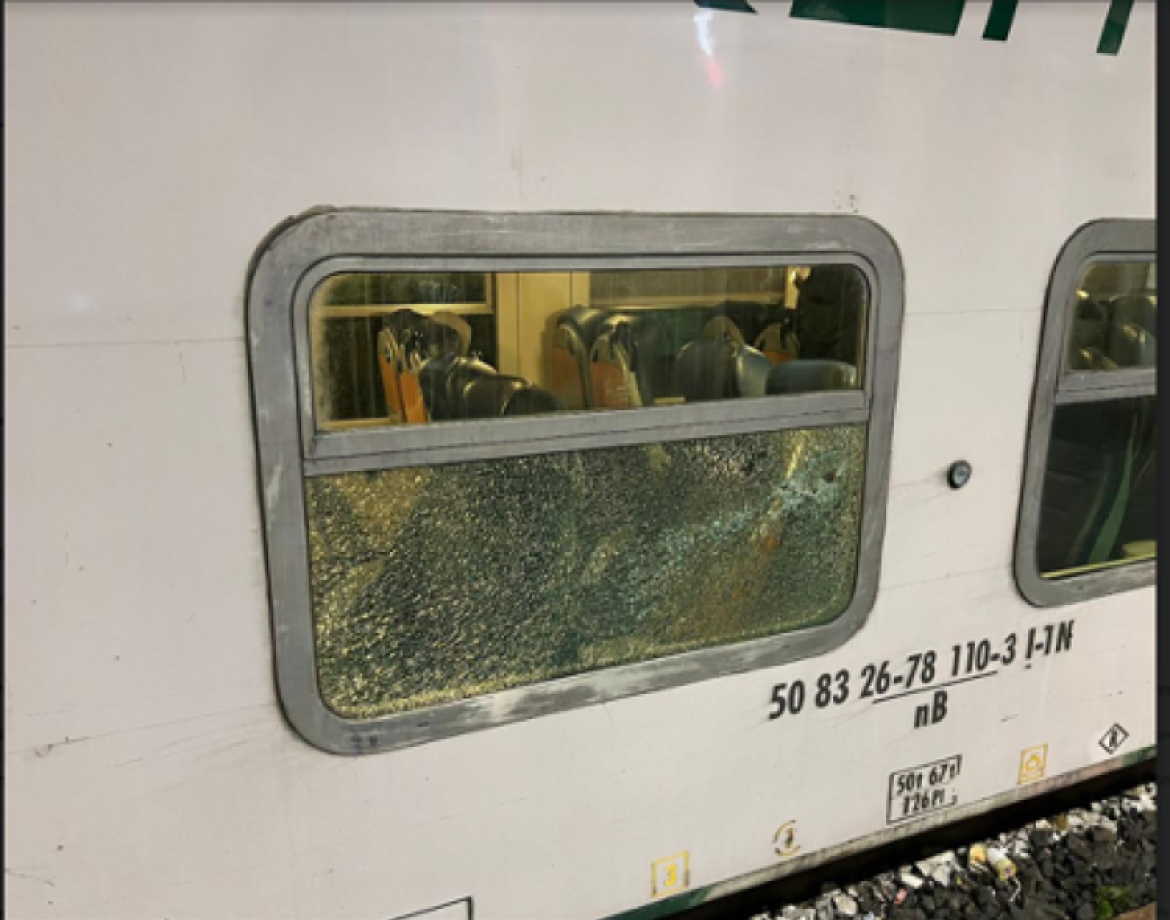 Danneggia un treno in sosta alla stazione di Mortara: identificato grazie alle telecamere