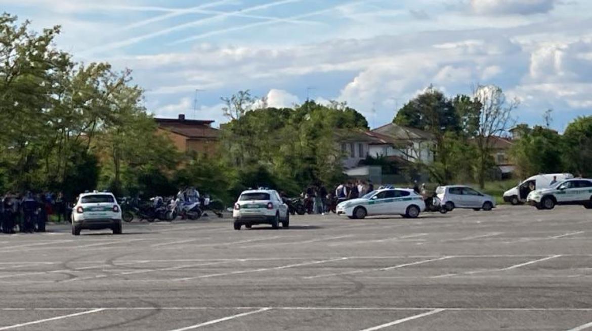 Vigevano, si ritrovano con i motorini nel parcheggio del palaElachem: interviene la polizia locale