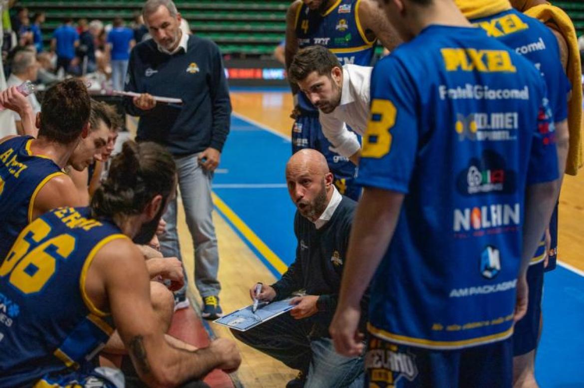 Basket, serie A2, adesso è ufficiale: coach Lorenzo Pansa guiderà la Elachem Vigevano anche la prossima stagione