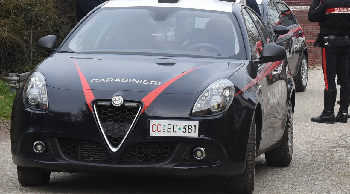Accerchiato e preso a bastonate in stazione a Parona da un gruppo di giovani: identificato uno degli aggressori. È un collega di lavoro