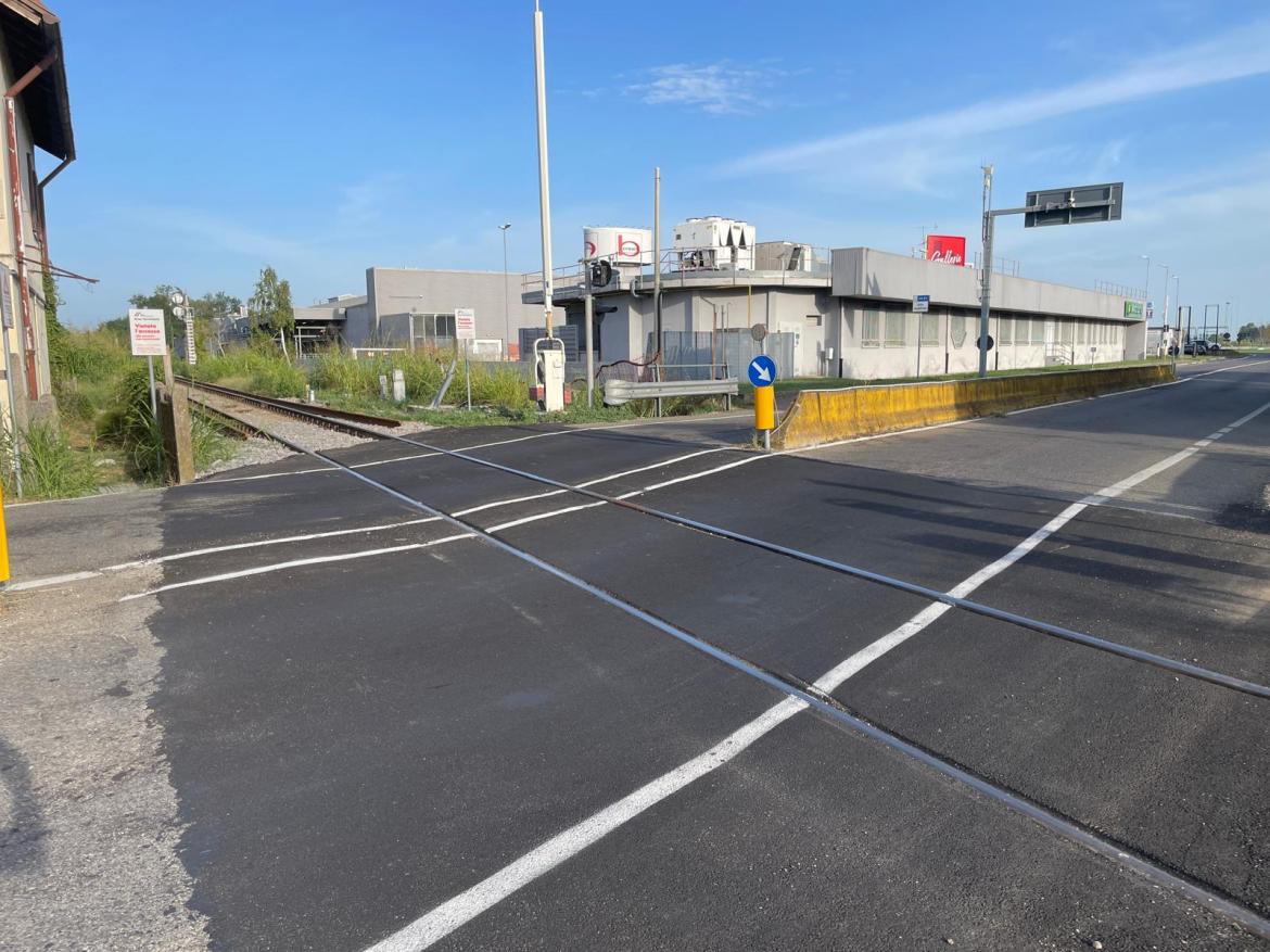 Binari rifatti al passaggio a livello di Mortara, ma spunta un dosso molto pericoloso