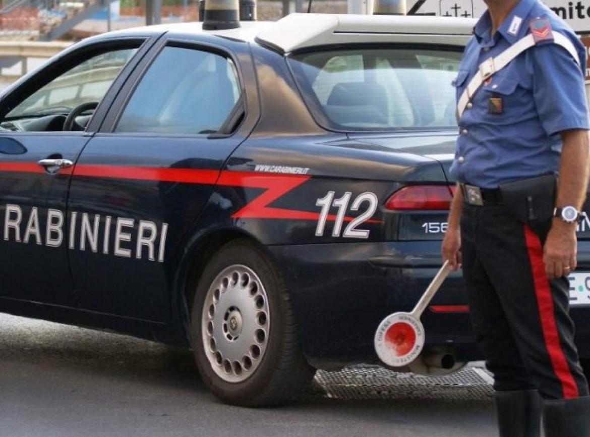 Vigevano, si avvicina per chiedere indicazioni poi le strappa il braccialetto
