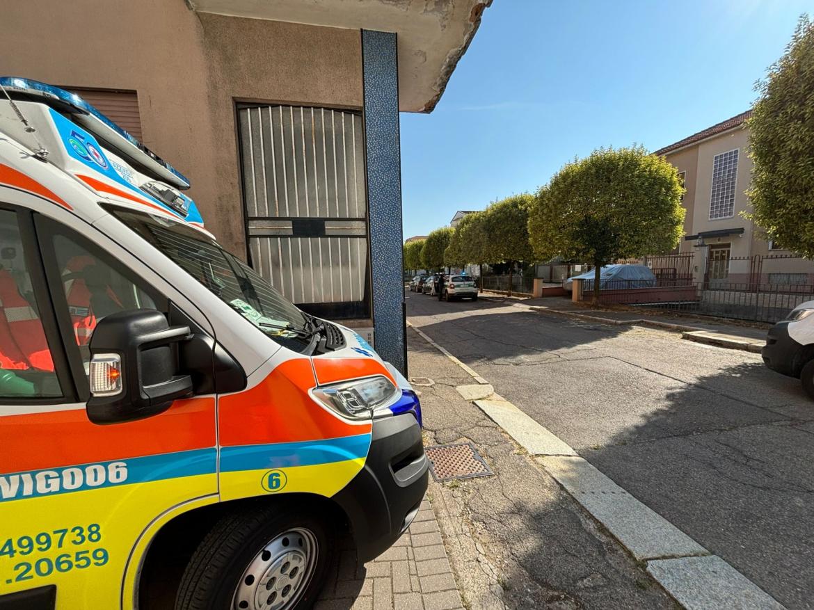Vigevano, apre la porta dell'auto e colpisce la ciclista