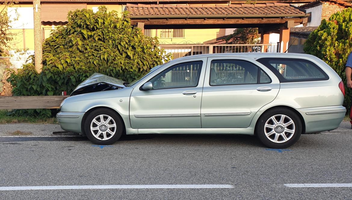 Gravellona Lomellina: si schianta con l'auto contro la protezione della ciclabile