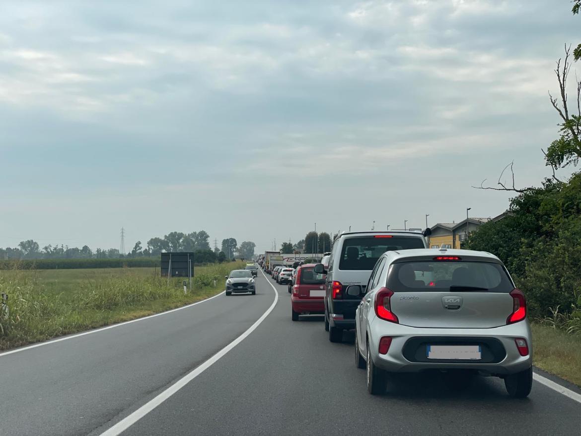 Asfaltature sulla 494 tra Vigevano e Abbiategrasso. Lunghe code sulla statale