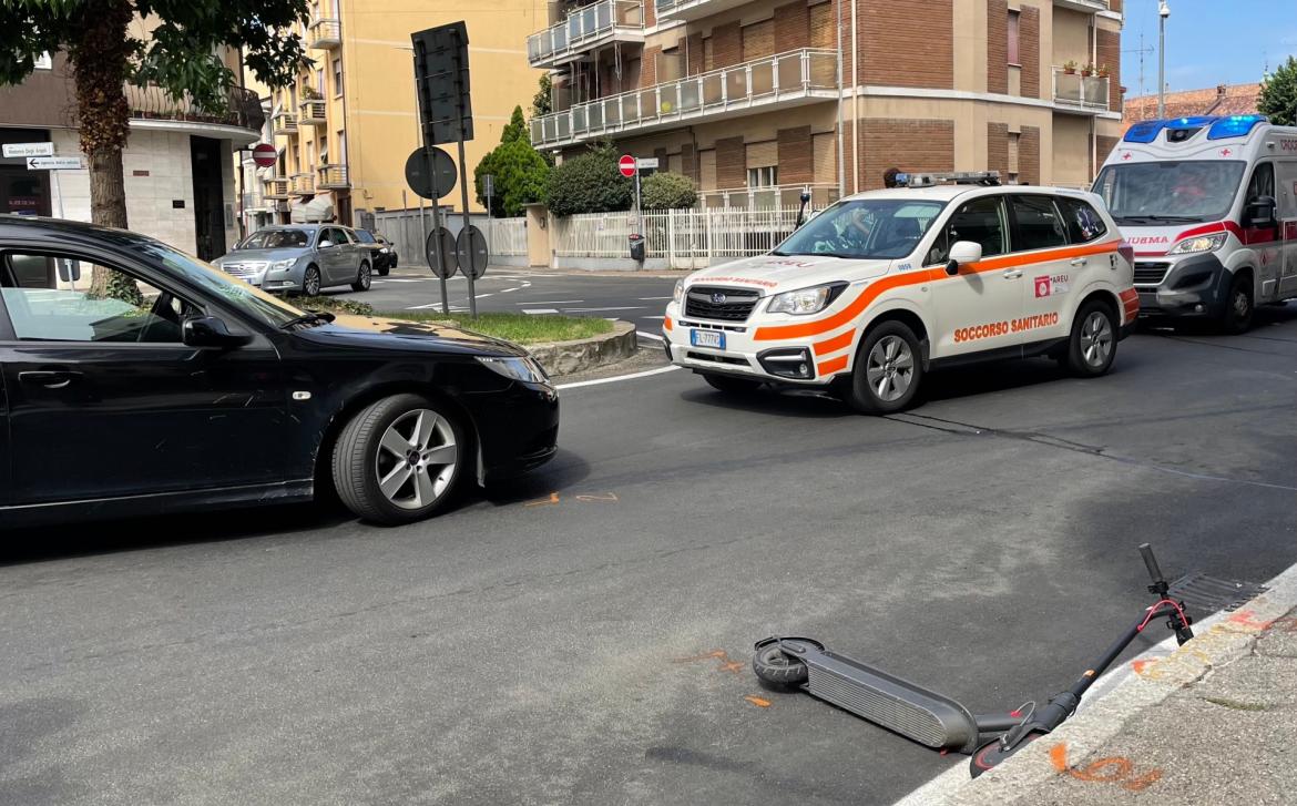Vigevano, mancata precedenza: ferita una 41enne in monopattino elettrico