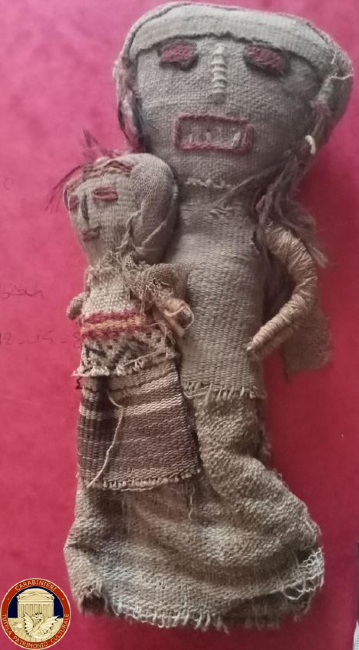 Vigevano, scopre di avere in casa una bambola funeraria appartenente a una civiltà precolombiana