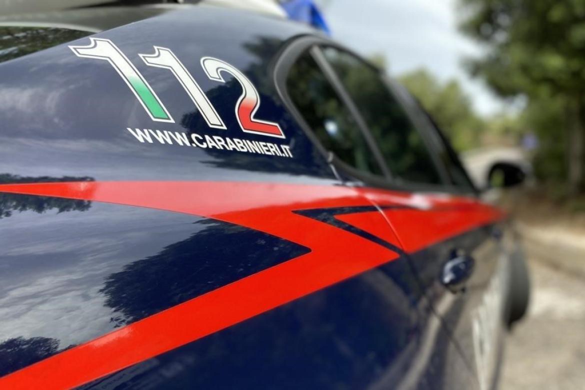 Forzano la finestra del bagno, mettono a soqquadro la casa e poi scappano con 200 euro in contanti