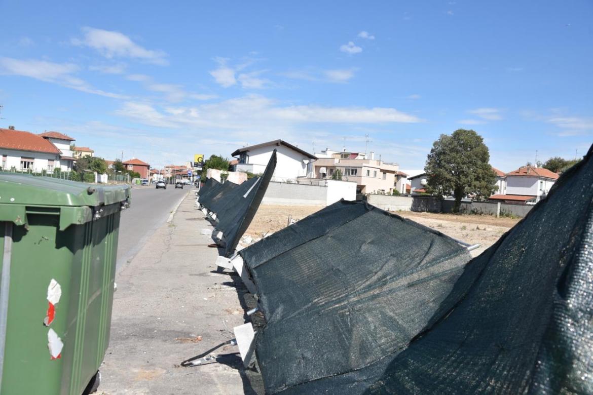 Vigevano, il vento abbatte la recinzione del cantiere del supermercato Md