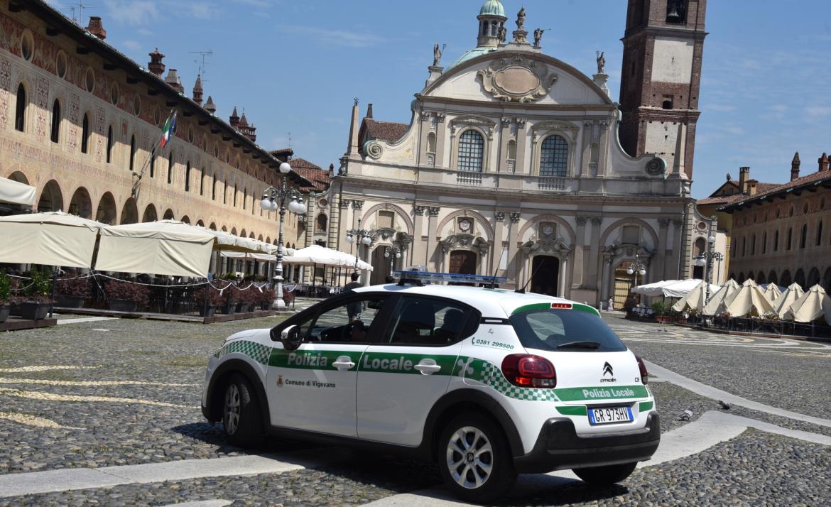 Agenti che parlano il dialetto per mettere in guardia gli anziani contro le truffe: il progetto della polizia locale di Vigevano 