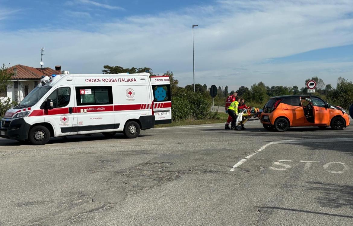 Non rispetta lo stop all’incrocio: incidente a Mede lunedì mattina
