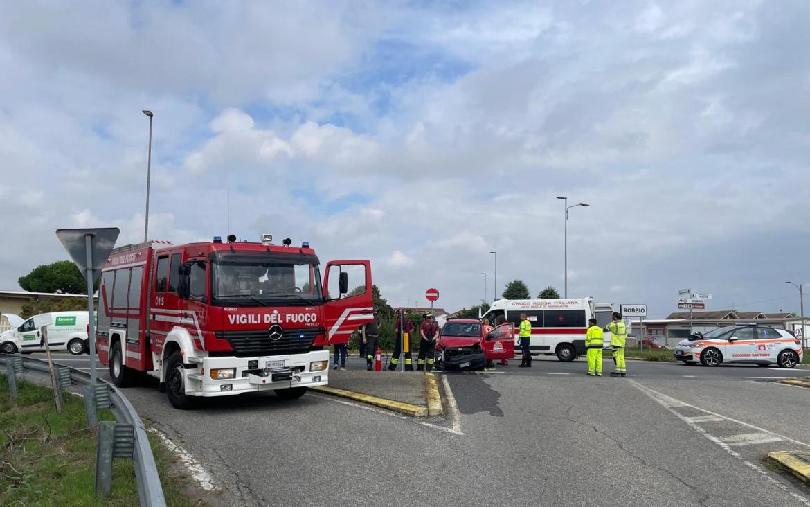 Incidente sulla circonvallazione di Robbio: due feriti