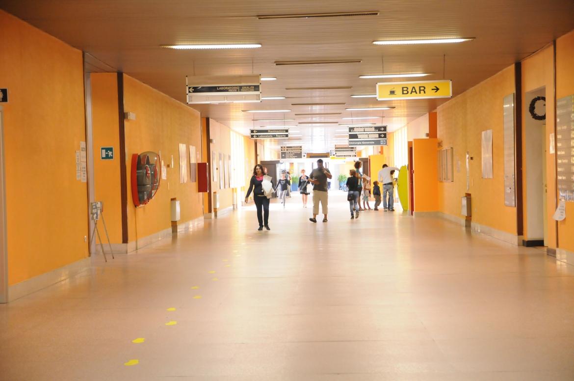 I cardiologi nel corridoio dell'ospedale per fare prevenzione
