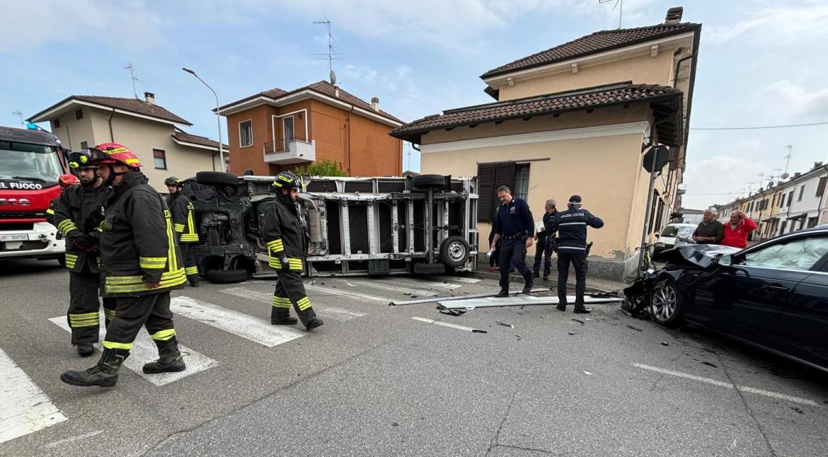 Mortara: dopo lo scontro il furgone si ribalta in mezzo alla strada