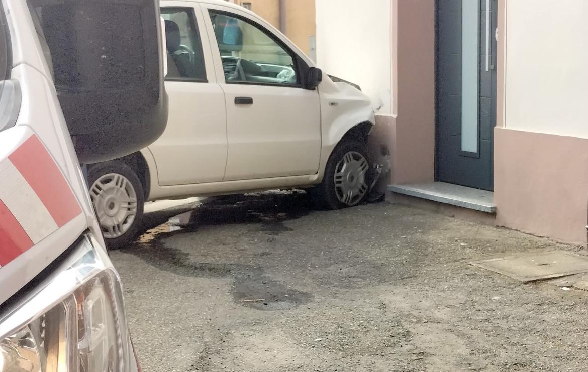 Zeme, finisce con l’utilitaria contro una casa