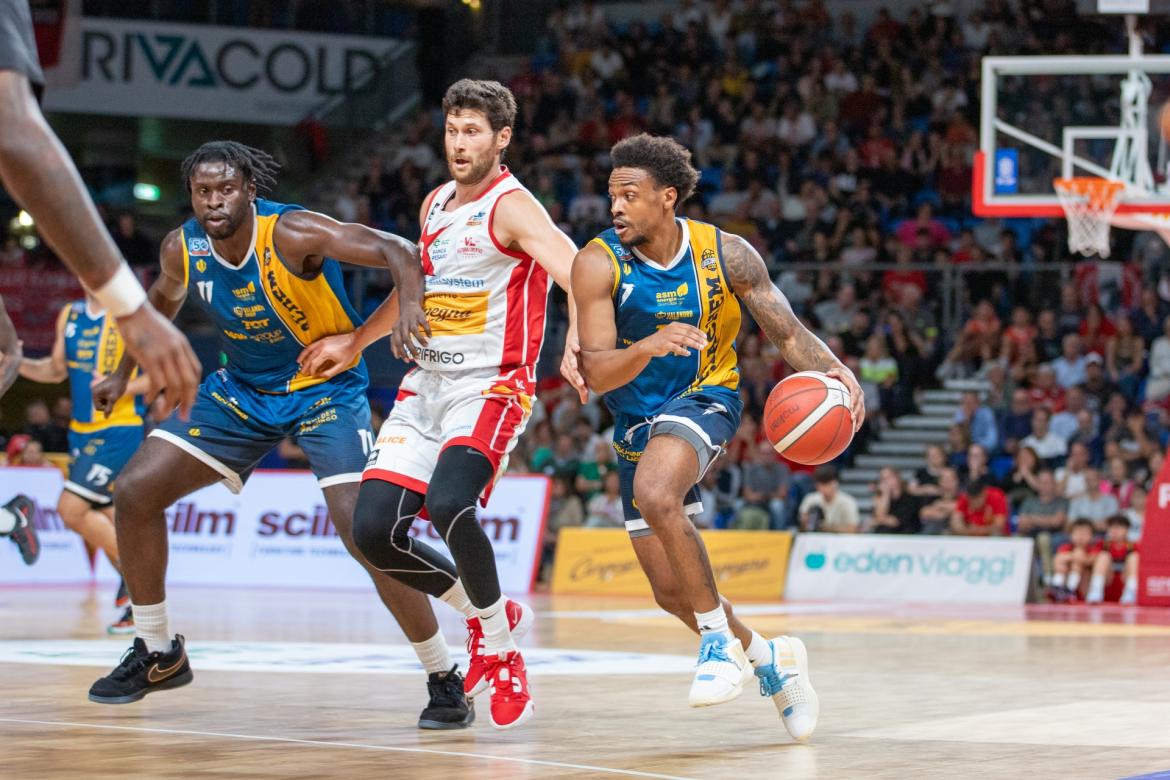 Basket, serie A2,  Elachem Vigevano da applausi: battuta Pesaro 67-80