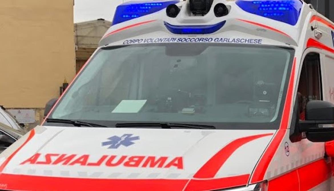 Perde il controllo della sua auto e finisce contro due vetture posteggiate