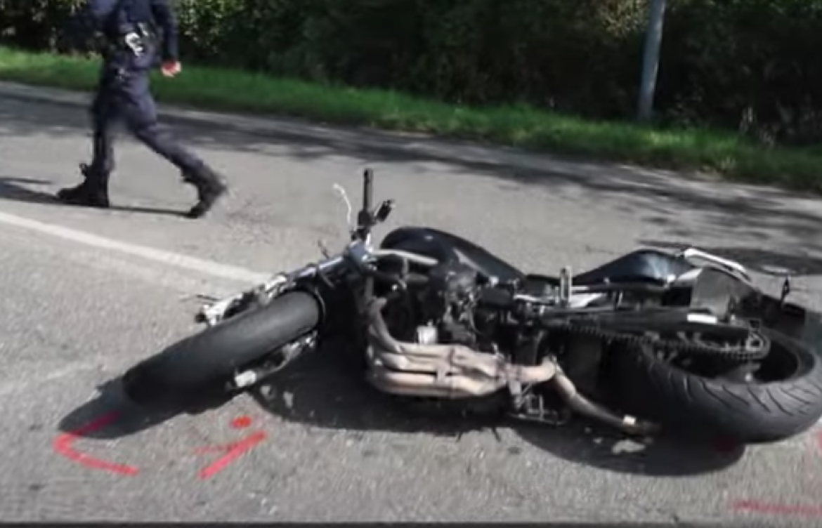 Motociclista ferito gravemente in un incidente cerca l’auto pirata e dei testimoni