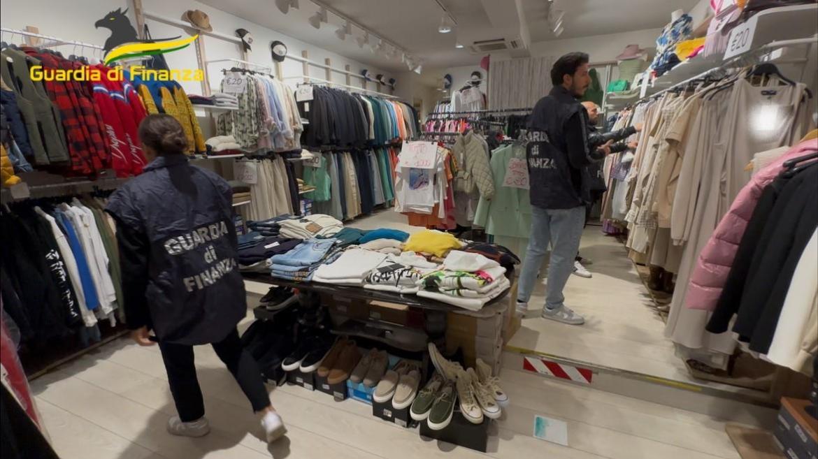 Vigevano, sequestrati 15mila capi di abbigliamento di provenienza illecita in un negozio del centro