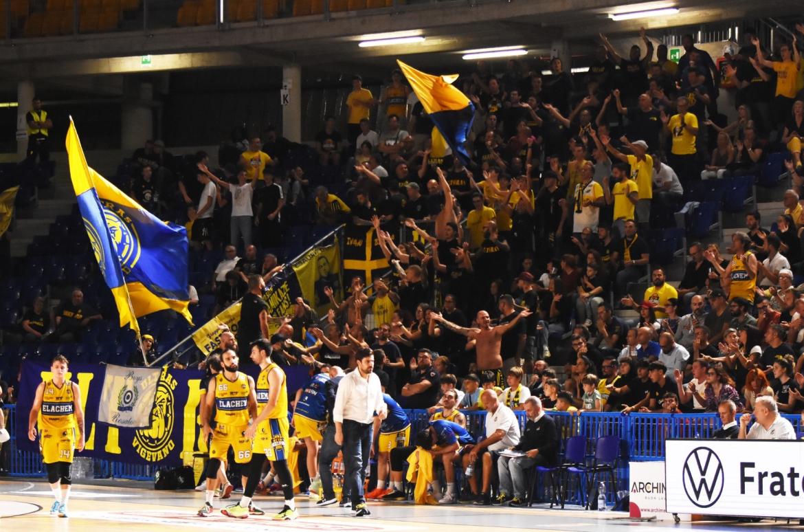 Basket, serie A2, biglietti a prezzo calmierato per le tifoserie organizzate in trasferta: ecco la proposta
