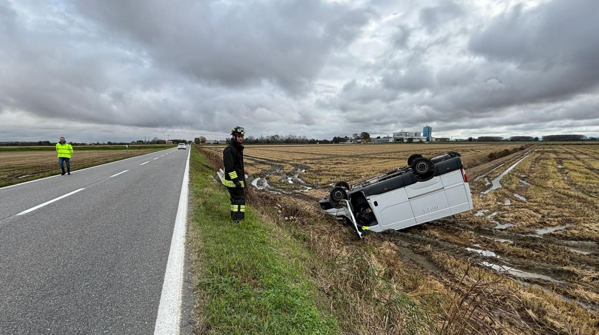 Lomello, il furgone postale esce di strada e si ribalta in un campo: ferito 24enne