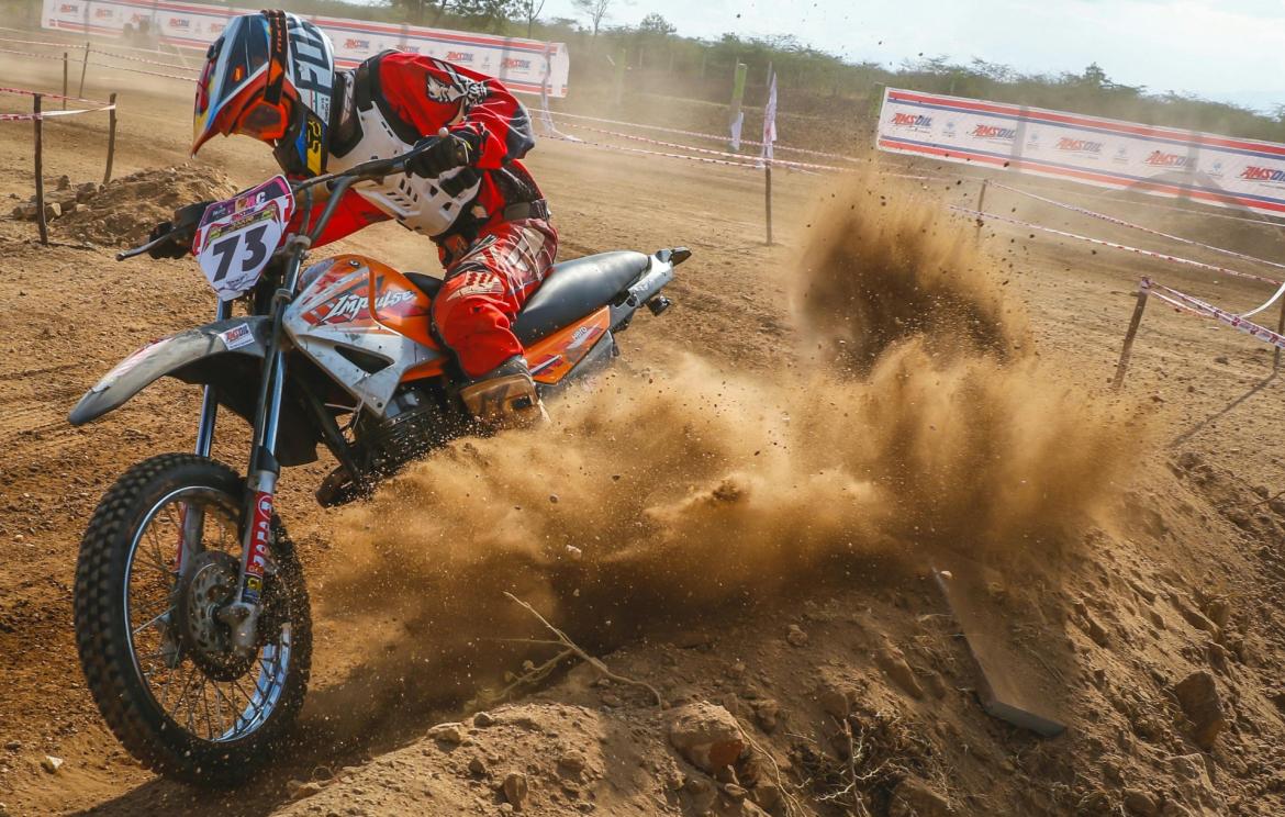 Rubate le loro moto da cross e il furgone mentre cenano al ristorante