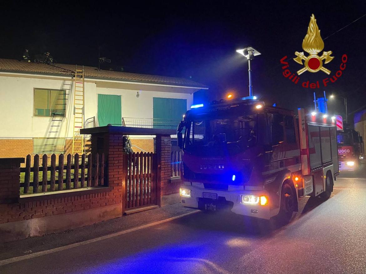 Canna fumaria in fiamme: intervento dei vigili del fuoco a Dorno