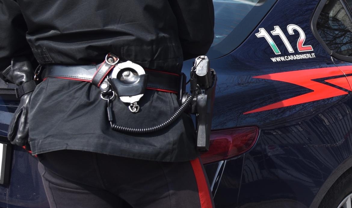 Giovane picchiato e sequestrato per debiti di droga a Sannazzaro: quattro arresti