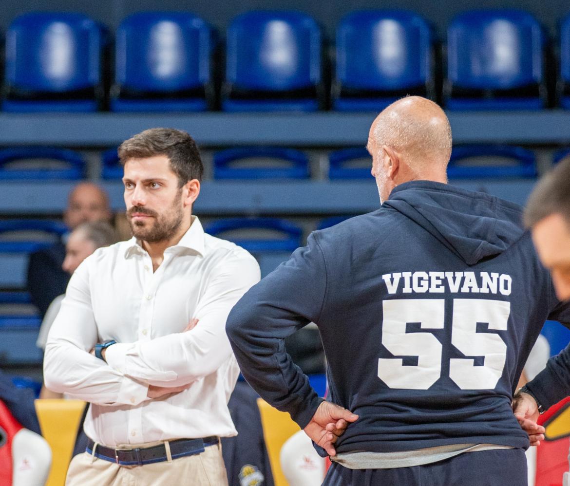 Basket, serie A2, la Elachem Vigevano si prepara ad affrontare Udine. L'assistant-coach Lorenzo Bruni: «Fondamente approcciare al meglio alla partita»