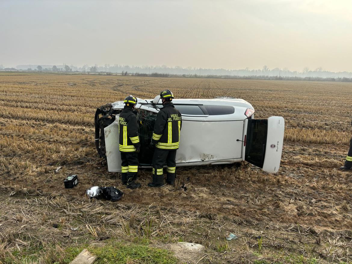 Breme, perde il controllo dell’auto e finisce ribaltata in un campo: 26enne in ospedale