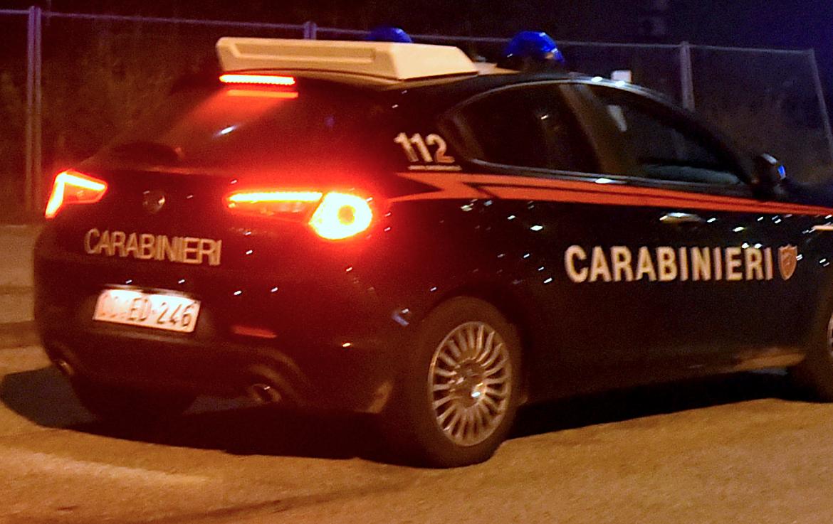 Robbio, forza un’auto parcheggiata in strada: i carabinieri lo arrestano