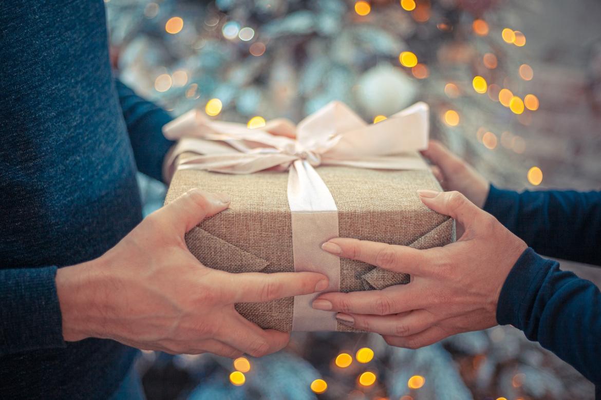 Dal “regalo sospeso” a “chi può metta, chi non può prenda: le iniziative solidali