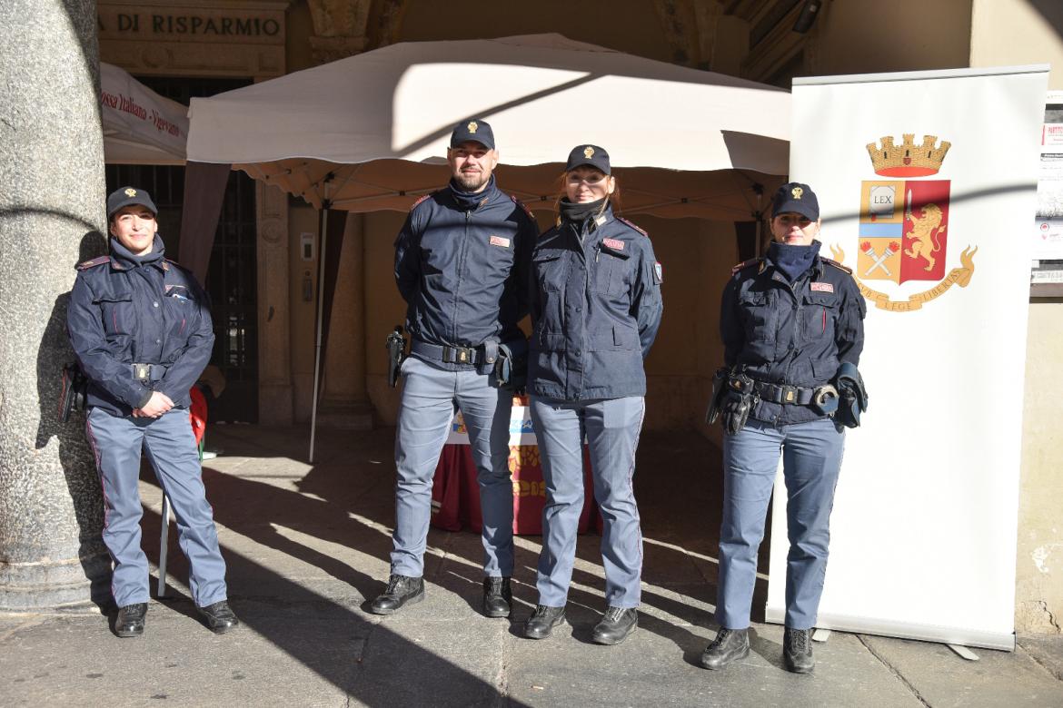 La polizia e il gazebo contro la violenza di genere