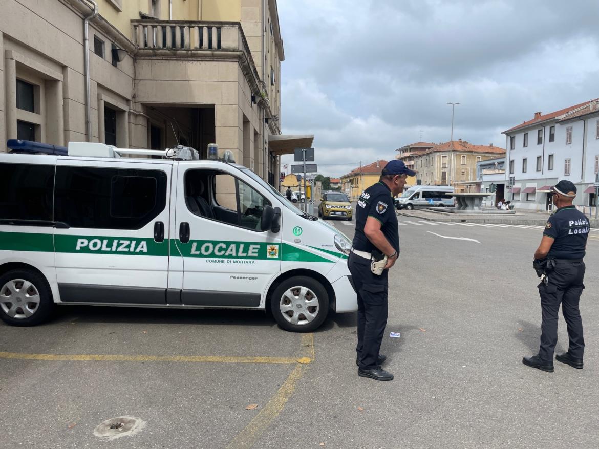 Mortara: dà in escandescenza durante un controllo e aggredisce due agenti della polizia locale