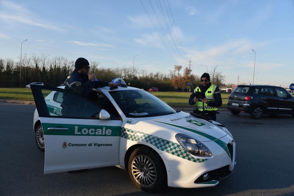 Vigevano: incidente in rotonda, ferito un 17enne in monopattino