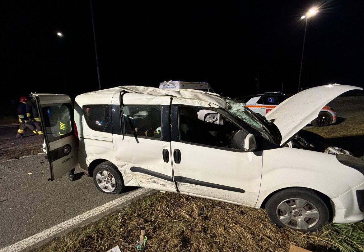 Mede, violento impatto all’incrocio: il furgone si ribalta, in due finiscono all’ospedale