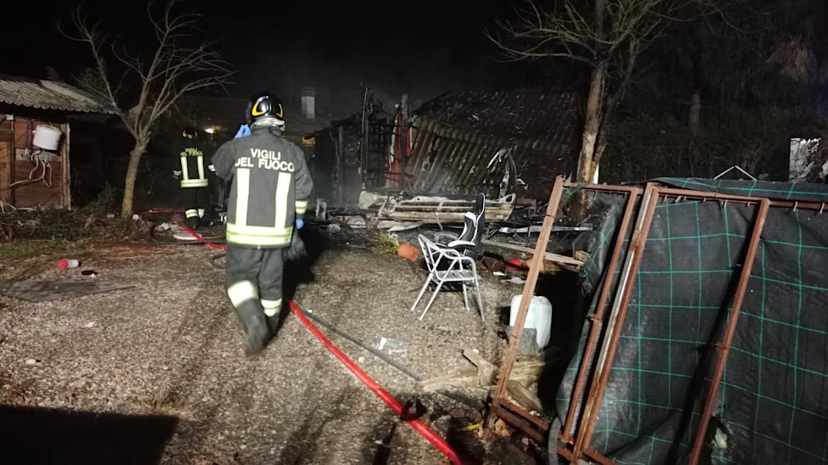 Vigevano, incendio devasta casotta in strada dei Pozzi