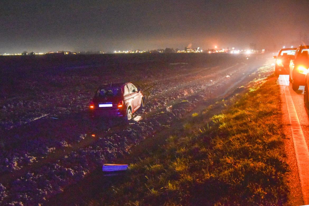 Mortara, dopo lo scontro un'auto termina la corsa nel campo a lato della provinciale